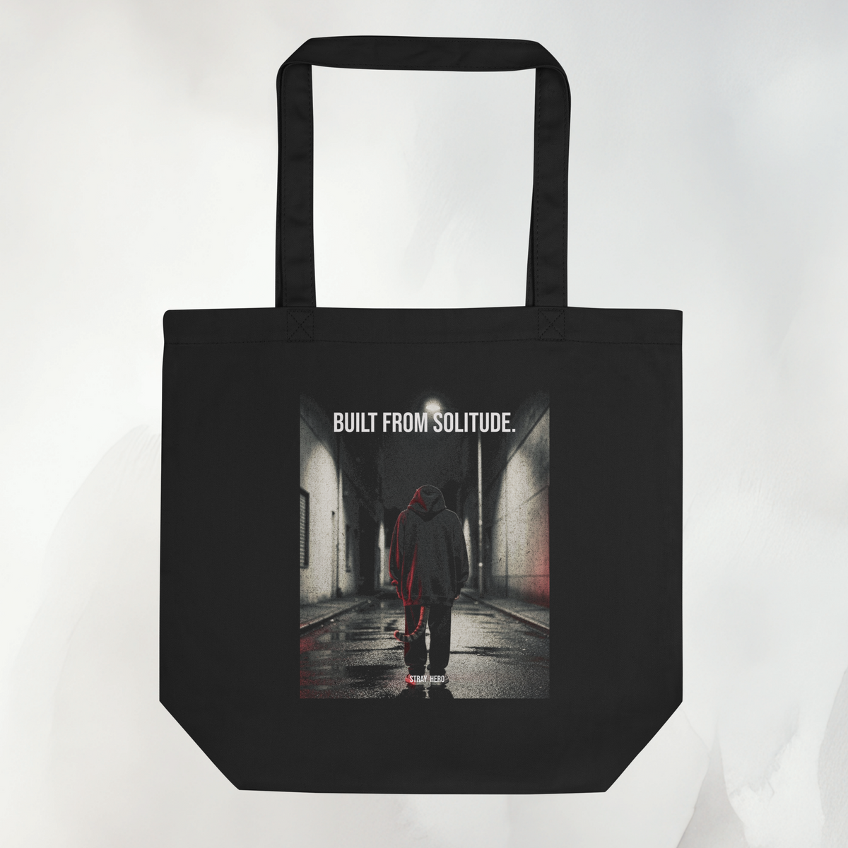 Schwarze Bio-Baumwoll-Tote mit cinematischem Built-From-Solitude-Motiv