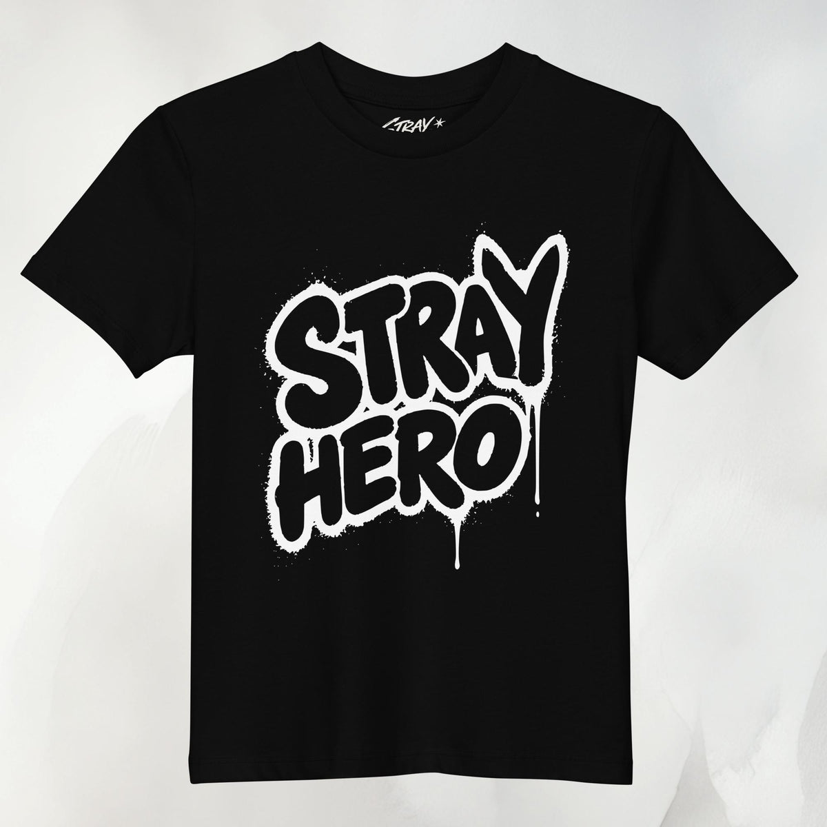 Stray Hero Kids Tee in Schwarz mit Graffiti-Schriftzug in Creme auf der Vorderseite