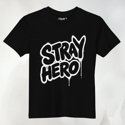 Stray Hero Kids Tee in Schwarz mit Graffiti-Schriftzug in Creme auf der Vorderseite