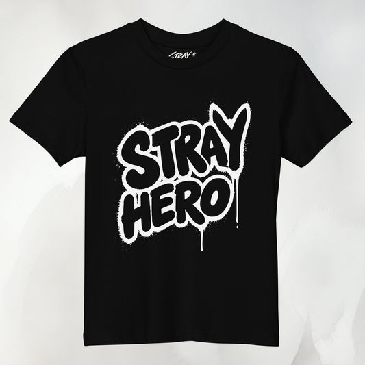 Stray Hero Kids Tee in Schwarz mit Graffiti-Schriftzug in Creme auf der Vorderseite