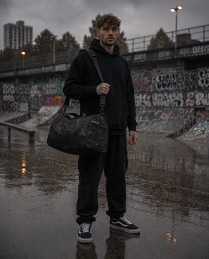 Departure Board Duffle Bag am Schultergurt getragen, Skatepark