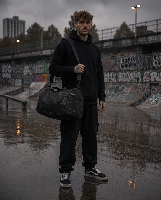 Departure Board Duffle Bag am Schultergurt getragen, Skatepark