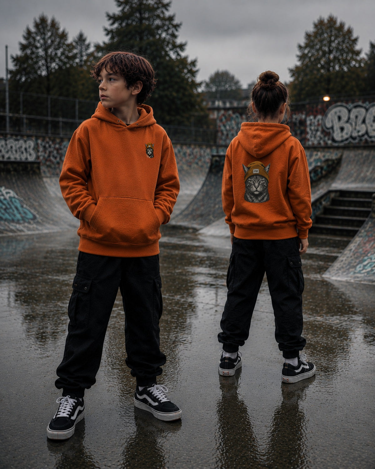 Kinder im Ember Kids Hoodie in Orange, Skatepark bei Nacht