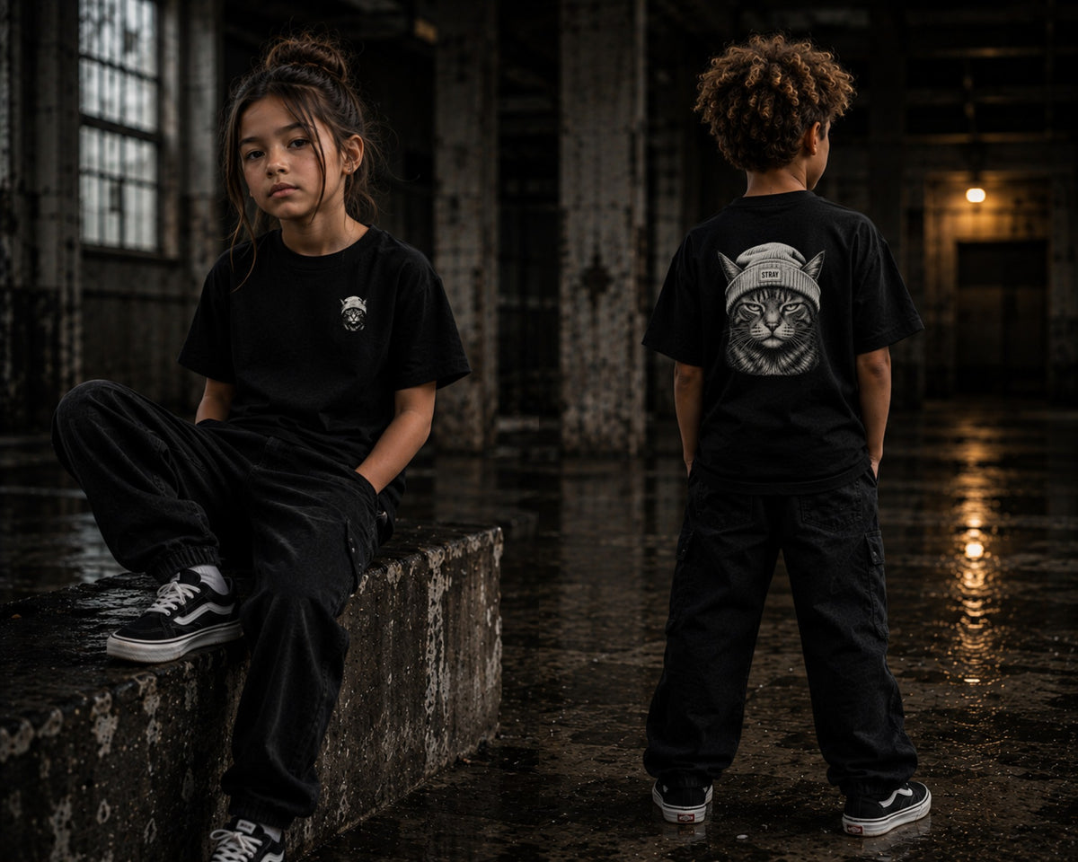 Kind im Ghost Kids Tee, Skatepark bei Nacht