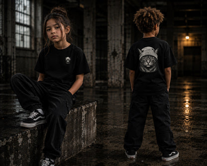 Kind im Ghost Kids Tee, Skatepark bei Nacht