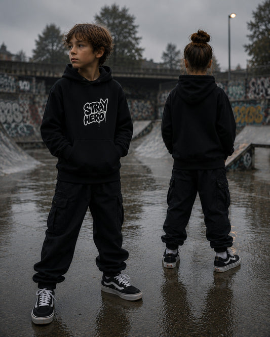 Kinder im Stray Hero Kids Graffiti Hoodie, Skatepark bei Nacht