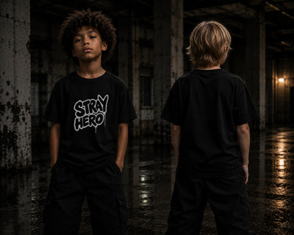 Kinder im Stray Hero Kids Graffiti Tee, Skatepark bei Nacht