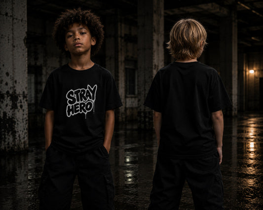 Kinder im Stray Hero Kids Graffiti Tee, Skatepark bei Nacht