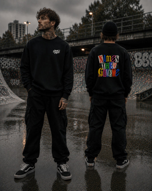 Names They Gave Me Sweatshirt, getragen im Skatepark, Vorder- und Rückansicht