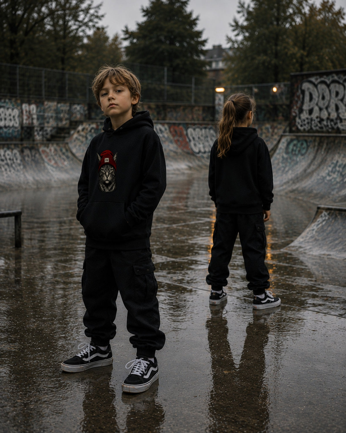 Kinder im Rogue Kids Hoodie, Skatepark bei Nacht