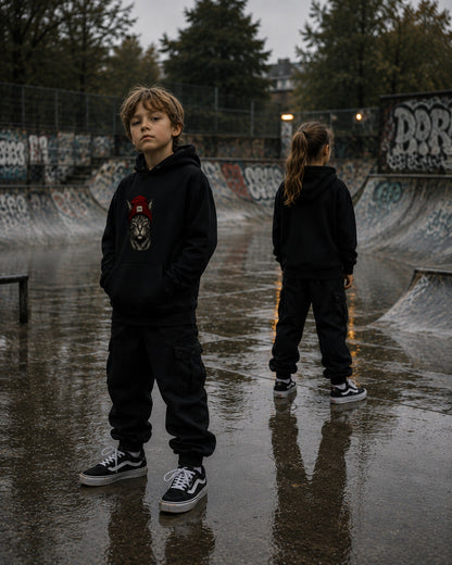 Kinder im Rogue Kids Hoodie, Skatepark bei Nacht