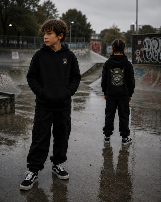 Kinder im Shade Kids Hoodie, Skatepark bei Nacht