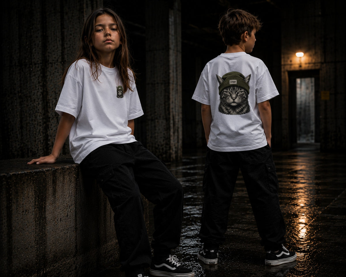 Kinder im Shade Kids Tee in Weiß, Skatepark bei Nacht