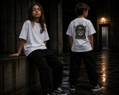 Kinder im Shade Kids Tee in Weiß, Skatepark bei Nacht