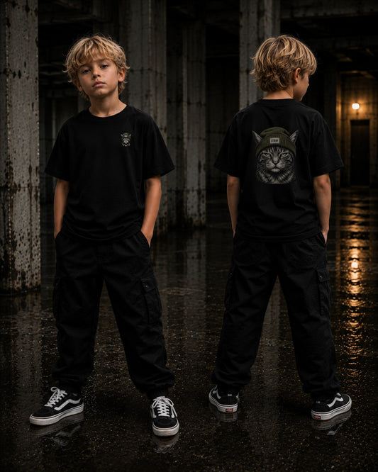Kind im Shade Kids Tee, Skatepark bei Nacht