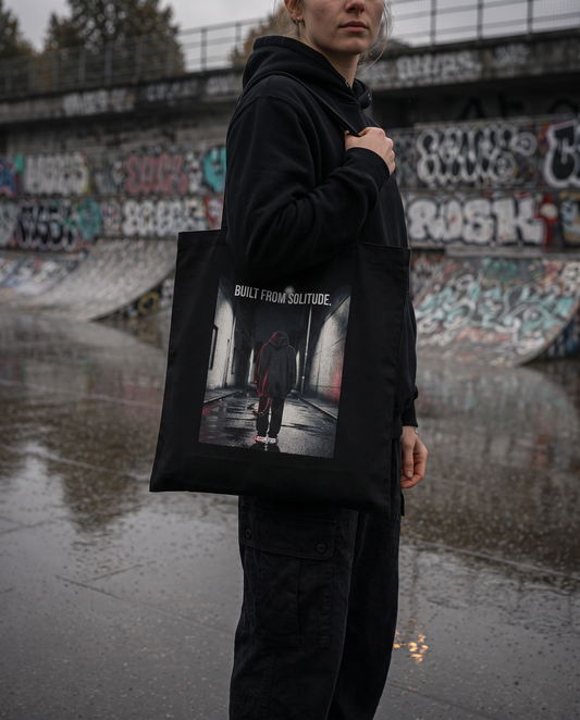Built From Solitude Organic Tote über der Schulter getragen, Skatepark