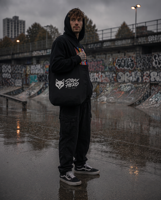 Stray Logo Organic Tote über der Schulter getragen, Skatepark